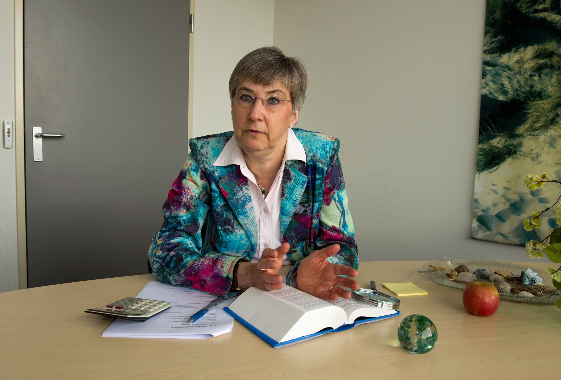 Mr. Florence C.M. Schoonderwoerd aan de werktafel
